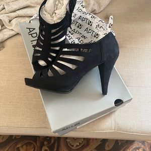 Woman’s suede heels Apt. 9 size 8